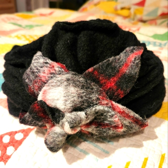 Lafenice Black and Red Plaid Flower Wool Hat NWT